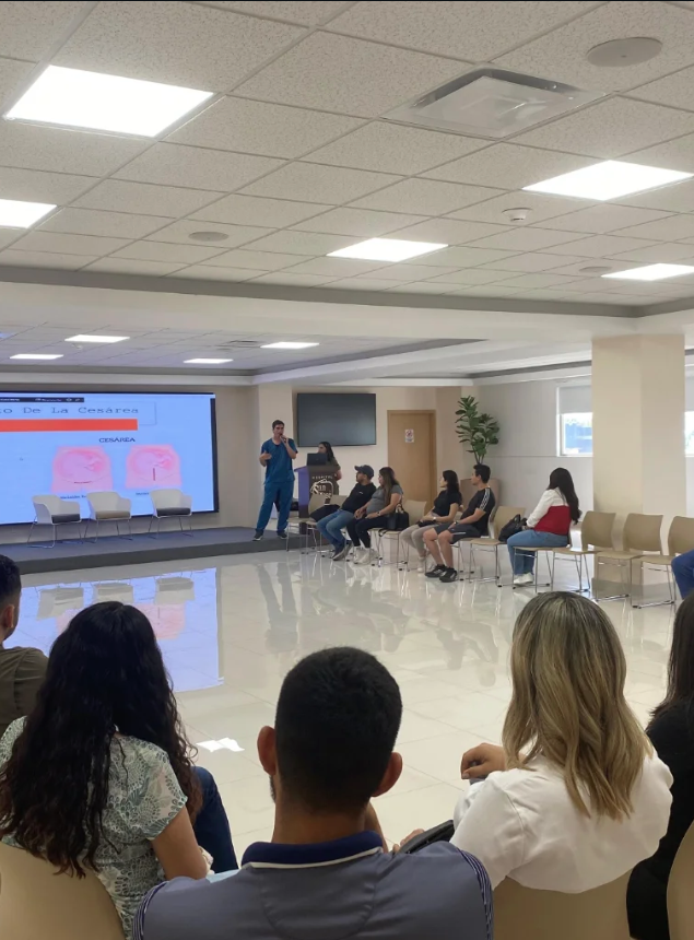 César Alemán impartiendo una clase de educación prenatal sobre el manejo de la cesárea